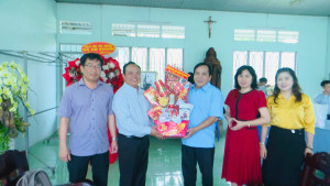 Lãnh đạo xã An Phước thăm, chúc mừng Đan viện Xitô Thánh Mẫu An Phước nhân dịp lễ Giáng sinh 2025