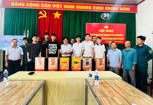 Hội đồng nghĩa vụ quân sự xã An Phước thăm và tặng quà thanh niên chuẩn bị nhập ngũ năm 2026