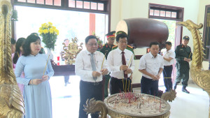 Lãnh đạo xã dâng hương tại Đền thờ liệt sỹ