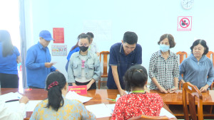 Cử tri nhận phiếu bầu