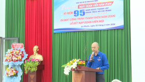 Đ/c Trần Anh Phú - Phó Chủ tịch UBMTTQ, Bí thư Đoàn Thanh niên xã ôn lại truyền thống