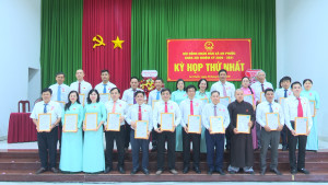 Trao giấy xác nhận tư cách Đại biểu HĐND xã khóa XIII