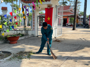 Dân quân thường trực xã An Phước chăm sóc các công trình ghi công liệt sĩ tại địa phương trước ngày bầu cử.