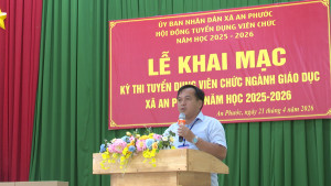 Đ/c Doãn Đức Thành - UVTV, PCT.UBND xã, Chủ tịch Hội đồng tuyển dụng phát biểu khai mạc kỳ tuyển dụng
