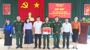 Lãnh đạo xã An Phước tặng quà cho Tiểu đoàn 8, Trung đoàn 31, Sư đoàn 309