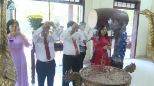 Dâng hương tại Đền thờ liệt sỹ An Phước