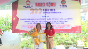 Đ/c Mai Thị Huệ - UVTV, Chủ tịch UB MTTQ xã An Phước trao thư cảm ơn cho đơn vị tài trợ