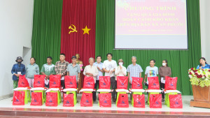 Trao quà cho người dân