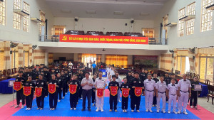 Ban tổ chức chụp hình cùng các vận động viên tham gia giải