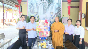 Thăm và chúc mừng Phật Đản tại chùa Thập Phương