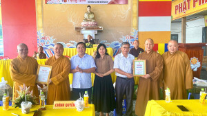 Lãnh đạo địa phương trao thư cảm ơn