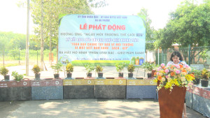 Đ/c Mai Thị Huệ - UVTV, Chủ tịch UB MTTQ xã An Phước phát động phong trào thi đua “Toàn dân chung tay bảo vệ môi trường, vì một Việt Nam xanh – sạch – đẹp”.