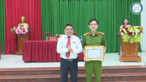 Khen thưởng tập thể công an xã An Phước