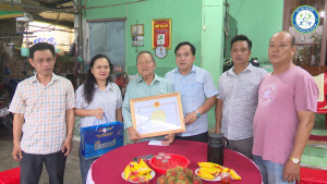 Trao bằng chúc thọ của Chủ tịch UBND Thành phố Đồng Nai cho các cụ 90 tuổi