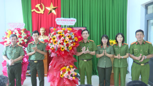 Công an Thành phố tặng hoa chúc mừng