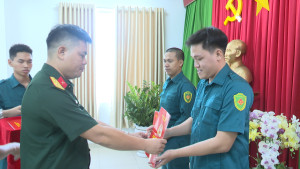 Trao quyết định cho các Ấp đội trưởng