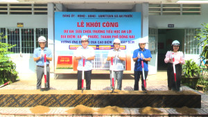 Lãnh đạo xã thực hiện nghi thức khởi công