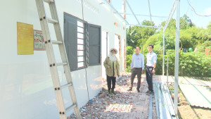 Bà Phạm Thị Bé tự nguyện tháo dỡ công trình vi phạm