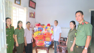 Công an xã An Phước thăm gia đình liệt sỹ công an nhân dân