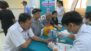 toàn cảnh buổi khám bệnh