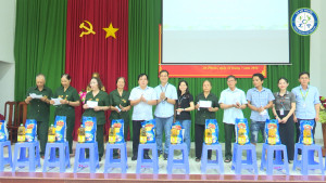 Công ty Samtec tặng quà cho các đối tượng chính sách