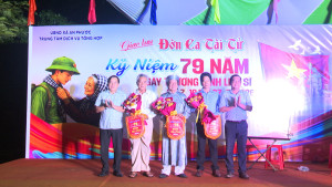 Tặng hoa cho các CLB tham gia giao lưu