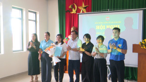Lãnh đạo xã  trao quyết địch cho ban chủ nhiệm câu lạc bộ “Nông dân với chuyển đổi số”