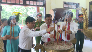 lãnh đạo xã An Phước dâng hương tại đền thờ liệt sĩ