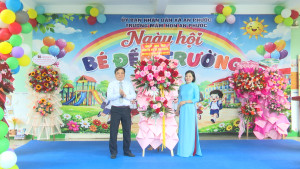Đ/c Trần Thế Vinh - Bí thư Đảng ủy, Chủ tịch HĐND xã tặng hoa chúc mừng