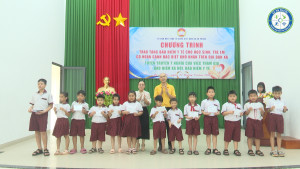 Trao thẻ BHYT cho học sinh có hoàn cảnh khó khăn