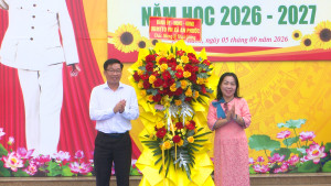 đồng chí Đoàn Minh Trí – Phó Bí thư Đảng ủy – Chủ tịch UBND xã tặng hoa chúc mừng nhà trường