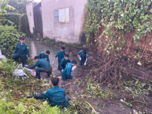 BAN CHQS XÃ AN PHƯỚC RA QUÂN KHƠI THÔNG DÒNG CHẢY, TÍCH CỰC CHỐNG NGẬP ÚNG TẠI KHU VỰC TUYẾN ĐƯỜNG CHU VĂN AN THUỘC ẤP PHƯỚC NGUYÊN