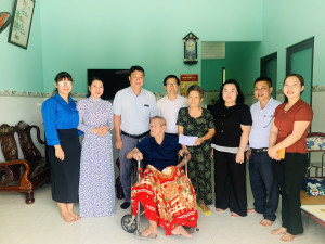 Lãnh đạo thăm tặng quà cho gia đình người có công với cách mạng