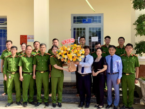 TẶNG HOA CHÚC MỪNG 80 NĂM NGÀY TRUYỀN THỐNG CÔNG AN NHÂN DÂN