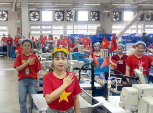 Người lao động Đồng Nai treo cờ Tổ quốc, mặc áo đỏ sao vàng mừng Quốc khánh