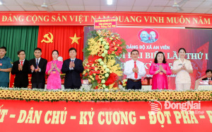 Ủy viên Ban Thường vụ Tỉnh ủy, Phó Chủ tịch UBND tỉnh Đồng Nai Lê Trường Sơn tặng lẵng hoa của Tỉnh ủy - HĐND - UBND - UBMTTQVN tỉnh chúc mừng đại hội