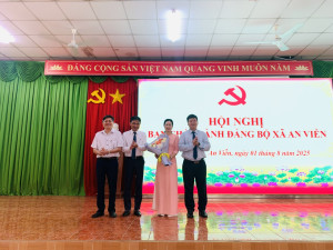 Đảng ủy xã An Viễn công bố quyết định của BTV Tỉnh ủy