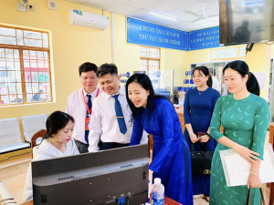 Trưởng Ban Văn hóa – Xã hội HĐND tỉnh thăm, động viên cán bộ, công chức Trung tâm Phục vụ Hành chính công xã An Viễn