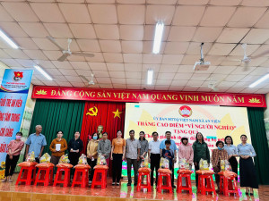 MTTQ xã trao tặng 50 phần quà cho hộ nghèo, cận nghèo