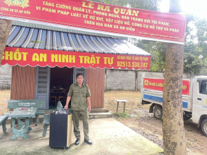 Công an xã tiếp tục tuyên truyền vận động bà con Nhân dân đảm bảo TTCC, không lấn chiếm hành lang, vỉa hè.