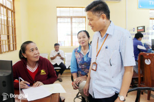 Ông Dương Quốc Hường, Phó Chủ tịch UBND, Giám đốc Trung tâm Phục vụ hành chính công xã An Viễn hỏi thăm người dân đến giải quyết thủ tục hành chính. Ảnh: Hồ Thảo