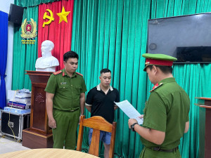 Công an xã thi hành Lệnh bắt bị can để tạm giam