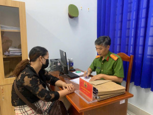 Công an xã An Viễn làm việc với người có hành vi “Cung cấp, chia sẻ thông tin giả mạo, thông tin sai sự thật, xuyên tạc, vu khống, xúc phạm uy tín cơ quan, tổ chức, danh dự, nhân phẩm của cá nhân”