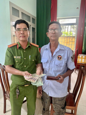 CÔNG AN XÃ AN VIỄN TRAO TRẢ TÀI SẢN CHO NGƯỜI DÂN
