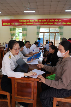 Hỗ trợ hộ kinh doanh chuyển đổi phương pháp kê khai thuế ​​​​​​​và nộp thuế đất phi nông nghiệp qua ứng dụng eTax Mobile