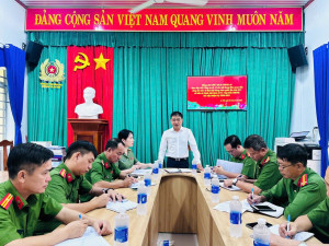 Đồng chí Nguyễn Quốc Tần - Phó Bí thư Đảng ủy, Chủ tịch UBND xã đã làm việc với tập thể Công an xã