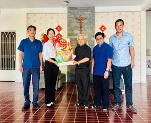 CÔNG AN XÃ AN VIỄN THĂM, CHÚC MỪNG CÁC CHỨC SẮC CÔNG GIÁO DỊP LỄ GIÁNG SINH 2025