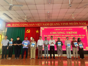 Xã An Viễn trao tặng thẻ bảo hiểm y tế cho người dân có hoàn cảnh khó khăn