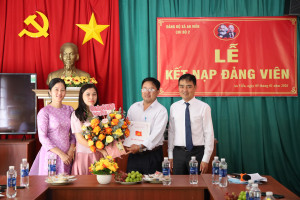 CHI BỘ ẤP 2 TỔ CHỨC LỄ KẾT NẠP ĐẢNG VIÊN MỚI