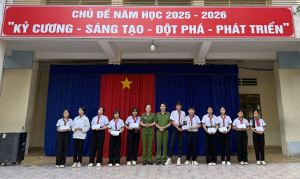 Trao học bổng cho học sinh có hoàn cảnh khó khăn